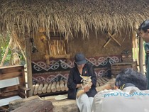 1765775180536-salah-satu-pengunjung-berinteraksi-dengan-satwa-rubah-fennec-di-wahana-jungle-encounter-bali-zoo-senin-15122025-ni-komang-ayu--1765766428924_43