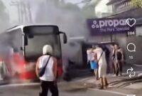 1765775181542-bus-trans-metro-bermasalah-hingga-berasap-di-jalan-raya-kuta-badung-senin-15122025-tangkapan-layar-video-1765764135596_43