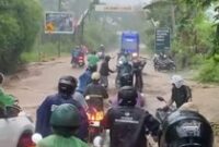 1765796728580-air-deras-genangi-jalan-raya-sengkol-kuta-mandalika-tepatnya-di-tanjakan-pp-senin-15122025-dokumentasi-warga-1765795654154_43