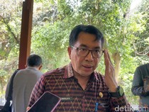 1765796730680-kepala-dinas-pariwisata-bali-i-wayan-sumarajay-saat-ditemui-di-wiswa-sabha-utama-kantor-gubenur-bali-senin-15122025-1765787723969_43