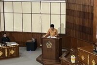 1765796732427-anggota-fraksi-golkar-dprd-bali-i-nyoman-wirya-menyampaikan-pandangan-umum-fraksi-terhadap-dua-raperda-saat-rapat-paripurna-dp-1765786639765_43