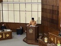 1765796732427-anggota-fraksi-golkar-dprd-bali-i-nyoman-wirya-menyampaikan-pandangan-umum-fraksi-terhadap-dua-raperda-saat-rapat-paripurna-dp-1765786639765_43