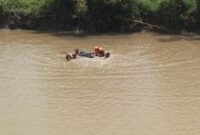 1765796733040-petugas-sar-gabungan-mengevakuasi-jenazah-lansia-perempuan-tenggelam-di-sungai-desa-tuwed-kecamatan-melaya-jembrana-senin-1512-1765784620793_43