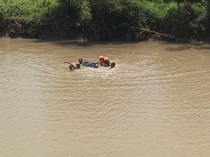 1765796733040-petugas-sar-gabungan-mengevakuasi-jenazah-lansia-perempuan-tenggelam-di-sungai-desa-tuwed-kecamatan-melaya-jembrana-senin-1512-1765784620793_43