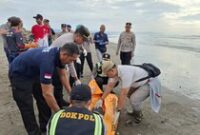 1765796734185-petugas-mengevakuasi-jenazah-pria-tanpa-identitas-yang-terdampar-di-pantai-delod-berawah-kecamatan-mendoyo-jembrana-bali-senin-1765783300760_43