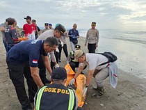 1765796734185-petugas-mengevakuasi-jenazah-pria-tanpa-identitas-yang-terdampar-di-pantai-delod-berawah-kecamatan-mendoyo-jembrana-bali-senin-1765783300760_43