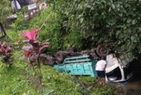 1765796735028-truk-isuzu-terguling-setelah-menabrak-tiang-telepon-di-jalan-singaraja-bedugul-tepatnya-di-depan-sekolah-dasar-negeri-sdn-1-gi-1765782351034_43