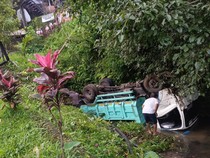 1765796735028-truk-isuzu-terguling-setelah-menabrak-tiang-telepon-di-jalan-singaraja-bedugul-tepatnya-di-depan-sekolah-dasar-negeri-sdn-1-gi-1765782351034_43