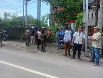 1765818323338-tim-gabungan-satpol-pp-badung-mengecek-aliran-sungai-di-perbatasan-tegalgundul-berawa-desa-tibubeneng-kuta-utara-yang-diduga-m-1765811116294_43