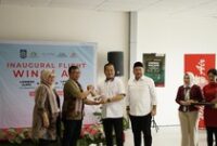 1765818326340-gubernur-ntb-lalu-muhamad-iqbal-bersama-direktur-operasional-lion-group-deki-aryanto-dan-wakil-ketua-komisi-xi-dpr-ri-lalu-had-1765806715330_43