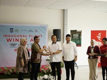 1765818326340-gubernur-ntb-lalu-muhamad-iqbal-bersama-direktur-operasional-lion-group-deki-aryanto-dan-wakil-ketua-komisi-xi-dpr-ri-lalu-had-1765806715330_43