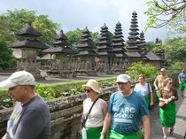 1765818327206-pura-taman-ayun-bali-ramai-dikunjungi-turis-1758986556635_43