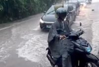 1765818327636-jalan-di-desa-bongkasa-kecamatan-abiansemal-bak-air-sungai-setelah-wilayah-itu-diguyur-hujan-deras-senin-15112025-sore-istimew-1765803489075_43