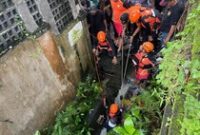 1765818330057-proses-evakuasi-wna-yang-terseret-arus-banjir-dan-jasadnya-tersangkut-di-gorong-gorong-desa-tibubeneng-kuta-utara-badung-bali--1765688884521_43