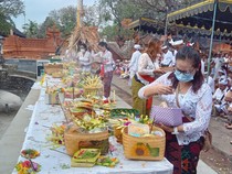 1765839862277-umat-hindu-sembahyang-di-pura-agung-jagatnatha-denpasar-2_43
