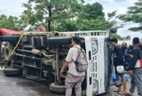 1765861524071-truk-ekspedisi-surabaya-flores-terbalik-di-ruas-jalan-di-depan-kantor-bupati-manggarai-barat-di-labuan-bajo-selasa-16122025-1765859882429_43