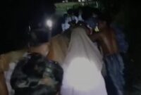 1765861524652-warga-dusun-gerintuk-desa-batu-jangkih-kecamatan-praya-barat-daya-lombok-tengah-gotong-jenazah-15-km-akibat-jalan-rusak-tangka-1765858490999_43
