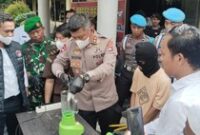 1765861529028-kapolres-bima-akbp-eko-sutomo-memusnahkan-sabu-di-kantornya-senin-15122025-rafiindetikbali-1765853379129_43