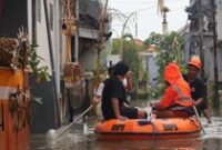 1765861529754-proses-evakuasi-warga-terdampak-banjir-di-perumahan-widuri-permai-jalan-gunung-athena-denpasar-bali-minggu-14122025-foto-aryo--1765686419685_43