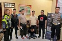 1765861530190-irf-terduga-pelaku-pembunuhan-istri-saat-menyusui-anak-ditahan-mapolres-bima-senin-15122025-malam-istimewa-1765850530898_43