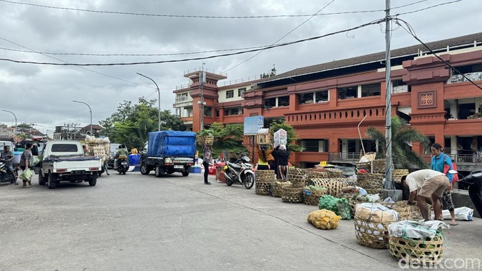 1765861531746-suasana-di-pasar-badung-dan-pasar-kumbasari-senin-15122025-1765848755056_169