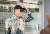 1765861532940-eks-bupati-lotim-ali-bin-dachlan-ditemui-di-depan-lobi-kejati-ntb-usai-diperiksa-senin-15122025-1765845680797_43