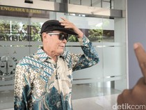 1765861532940-eks-bupati-lotim-ali-bin-dachlan-ditemui-di-depan-lobi-kejati-ntb-usai-diperiksa-senin-15122025-1765845680797_43