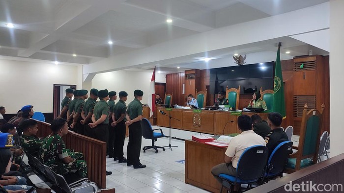 1765883116654-10-anggota-tni-menjalani-sidang-vonis-kasus-penganiayaan-pengadilan-militer-dimil-iii-14-denpasar-pada-selasa-16122025-foto-ah-1765876970730_169