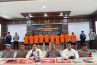 1765883117558-konferensi-pers-pengungkapan-kasus-narkoba-di-mapolres-lombok-barat-selasa-16122025-foto-m-zahiruddindetikbali-1765874465056_43