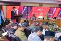 1765883118000-gubernur-ntb-lalu-muhamad-iqbal-bersama-wakil-gubernur-ntb-indah-dhamayanti-putri-dan-ketua-dprd-ntb-baiq-isvie-rupaeda-saat-p-1765874469793_43