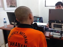 1765883118435-penyidik-unit-ppa-satreskrim-polresta-mataram-melakukan-pemeriksaan-terhadap-pria-inisial-wy-pelaku-pemerkosaan-pacarnya-selas-1765874196328_43