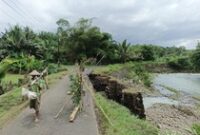 1765883119344-kondisi-jebolnya-senderan-jalan-sepanjang-20-meter-di-link-pangkung-manggis-kelurahan-baler-bale-agung-kecamatan-negara-jembra-1765872486003_43