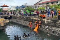 1765883122266-tim-sar-gabungan-mengevakuasi-jenazah-abk-tenggelam-dermaga-di-kawasan-pt-intimas-surya-pelabuhan-benoa-denpasar-selasa-161220-1765867770453_43