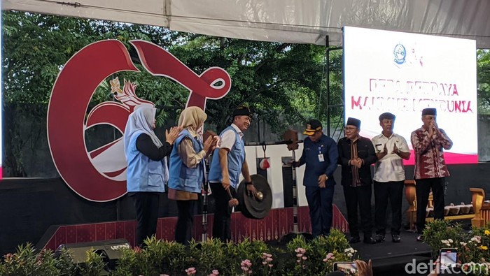 1765904722435-gubernur-ntb-lalu-muhamad-iqbal-meluncurkan-program-desa-berdaya-di-lapangan-taman-ayu-kecamatan-gerung-lombok-barat-selasa-16-1765897559144_169