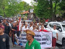 1765904723673-sejumlah-warga-desa-sudaji-mendatangi-kantor-kejaksaan-negeri-kejari-buleleng-selasa-16122025-made-wijaya-kusuma-1765895578831_43