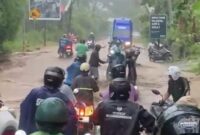 1765904724112-air-deras-genangi-jalan-raya-sengkol-kuta-mandalika-tepatnya-di-tanjakan-pp-senin-15122025-dokumentasi-warga-1765795654154_169