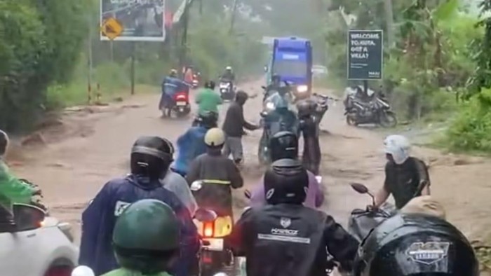 1765904724112-air-deras-genangi-jalan-raya-sengkol-kuta-mandalika-tepatnya-di-tanjakan-pp-senin-15122025-dokumentasi-warga-1765795654154_169