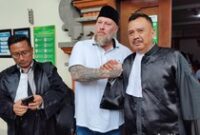 1765904724577-daniel-domalski-saat-bersalaman-dengan-pengacara-hukumnya-usai-terbebas-dari-dakwaan-kasus-narkotika-di-pn-denpasar-selasa-161-1765892946671_43