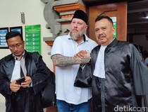 1765904724577-daniel-domalski-saat-bersalaman-dengan-pengacara-hukumnya-usai-terbebas-dari-dakwaan-kasus-narkotika-di-pn-denpasar-selasa-161-1765892946671_43