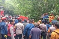 1765904726910-proses-evakuasi-seorang-siswi-smp-yang-hendak-melakukan-percobaan-binuh-diri-di-jembatan-tukad-nongkong-petang-badung-selasa-1-1765887114587_43