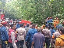 1765904726910-proses-evakuasi-seorang-siswi-smp-yang-hendak-melakukan-percobaan-binuh-diri-di-jembatan-tukad-nongkong-petang-badung-selasa-1-1765887114587_43