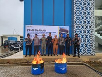 1765904728732-pemusnahan-rokok-ilegal-secara-di-halaman-kantor-bea-cukai-labuan-bajo-selasa-16122025-dok-kantor-bea-cukai-labuan-bajo-1765883759776_43