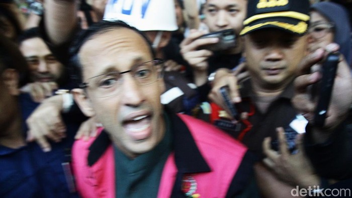 1765947945596-potret-nadiem-makarim-jadi-tersangka-kasus-korupsi-laptop-rp-2-triliun-1756979866999_169