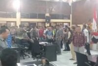 1765969527318-rapat-dprd-dengan-bupati-ende-yosef-benediktus-badeoda-rabu-17122025-berakhir-ricuh-istimewa-1765968448716_43