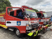1765991127560-dinas-pemadam-kebakaran-disdamkar-lombok-barat-membeli-dua-mobil-damkar-baru-dengan-harga-rp-32-miliar-foto-m-zahiruddindetikb-1765963279076_43