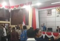 1765991128805-suasana-kericuhan-saat-rapat-paripurna-dprd-ende-nusa-tenggara-timur-ntt-rabu-17122025-foto-dok-istimewa-1765980899137_169