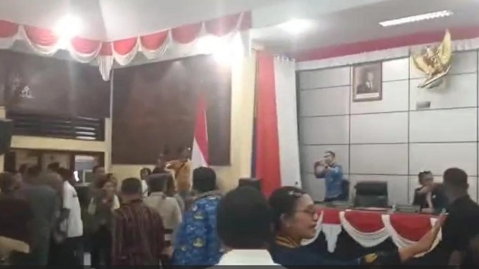 1765991130361-suasana-kericuhan-saat-rapat-paripurna-dprd-ende-nusa-tenggara-timur-ntt-rabu-17122025-foto-dok-istimewa-1765980899137_169