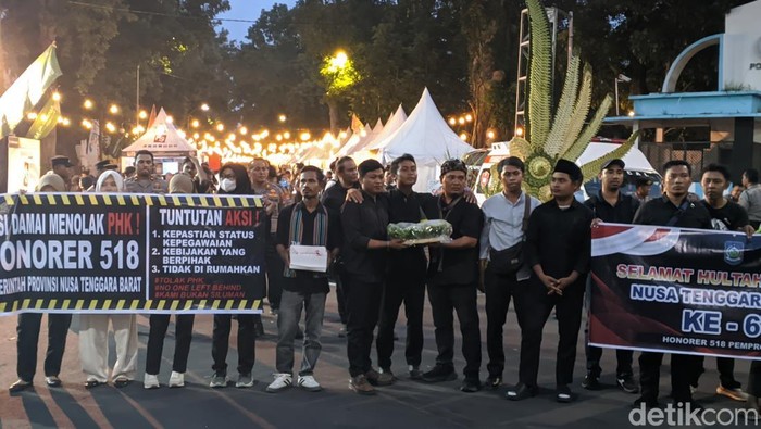 1765991131561-puluhan-tenaga-honorer-demo-kantor-gubernur-ntb-sembari-membawa-kue-dan-nasi-tumpeng-rabu-17122025-foto-ahmad-viqidetikbali-1765978536718_169