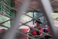 1765991135570-dua-tersangka-kasus-penyelewengan-bantuan-rumah-subsidi-berada-di-dalam-mobil-tahanan-kejati-bali-untuk-dibawa-ke-lapas-kelas--1765971174888_43