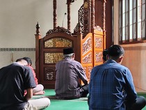 1766012677148-ilustrasi-sholat-jumat_43